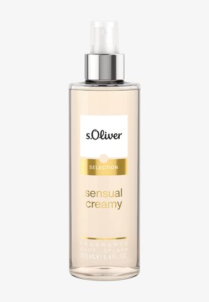 Gjennomsiktig flaske med s.Oliver Selection Sensual Creamy kroppsspray, 250 ml, med sølv spraylokk og etikett med gullakenter på hvit bakgrunn.