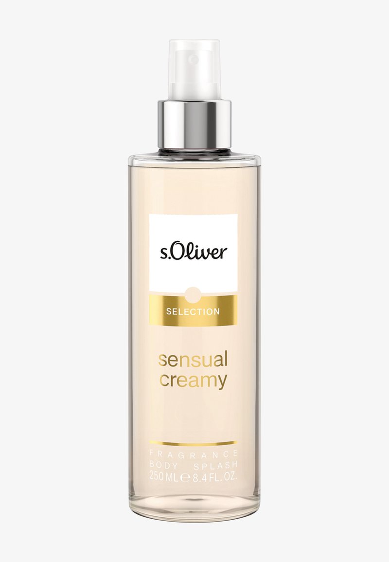Flacon transparent de s.Oliver Selection Sensual Creamy body splash, 250 ml, avec bouchon pulvérisateur argenté et étiquette avec accents dorés sur fond blanc.