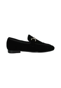 Mocassini in velluto nero con tacco basso, design slip-on e accentuati da una fibbia tono oro sulla tomaia. Texture liscia e punta arrotondata.