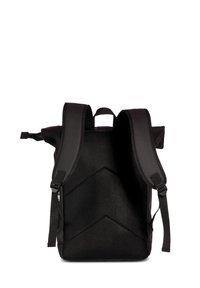 Zwarte rugzak met een textuur oppervlak, voorzien van gevoerde schouderbanden en een handvat aan de bovenkant, uitschuifbare zijzakken en een geometrisch patroon op de achterkant.