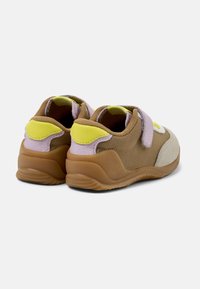 Scarpe sportive marroni e beige con accenti gialli e lavanda. Fibbia in velcro, trama in rete, suole ammortizzate e forma arrotondata.