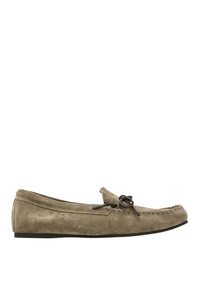 Wildleder-Loafers in einem muted taupe Farbton mit einer Leder-Schnürsenkelakzentuierung, ausgestattet mit einer abgerundeten Zehenpartie und minimalistischen Nähten entlang der Kante.