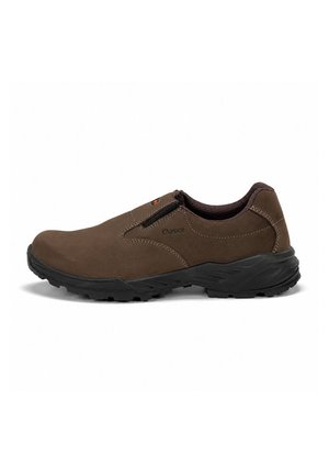 Zapato outdoor marrón tipo slip-on con suela negra, detalles cosidos y paneles laterales elásticos para ponérselo fácilmente.