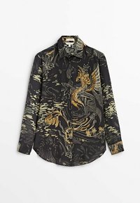 Chemise noire à boutonner avec un design floral et aquatique doré et beige, confectionnée en tissu lisse, dotée de manches longues et d'un ourlet arrondi.