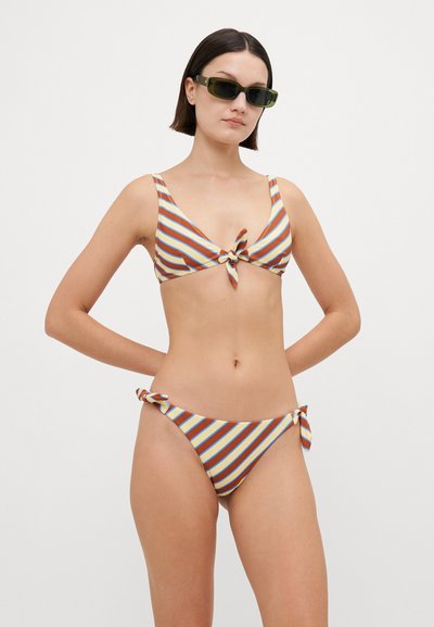 Stribet bikini med en knyte-foran top og knyte-side bikiniunderdel. Farverne inkluderer brun, orange og blå. Glat stof med en blød tekstur.