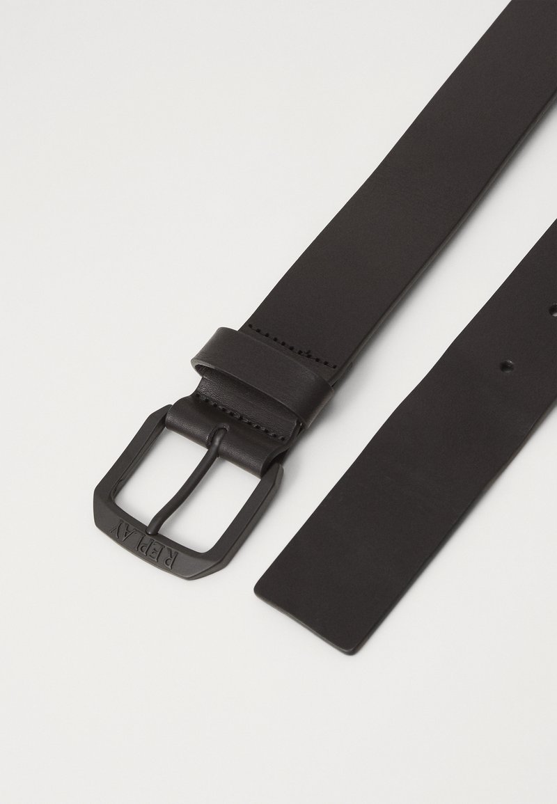 Schwarzer Leder-Gürtel mit einer rechteckigen, mattschwarzen Schnalle. Glatte Textur, verstellbar mit mehreren Löchern entlang des Riemens.