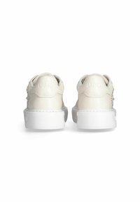 Weiße Ledersneaker mit einer glatten Oberfläche, Schnürdesign und Gummisohle. Mit eingeprägtem Logo an der Ferse und dekorativen Akzenten an den Seiten.