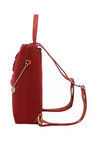 Mochila de tela roja con forma estructurada, que cuenta con un asa corta, correas ajustables y un detalle de cadena dorada en el lado.