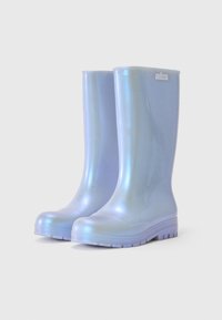 Bottes de pluie lavande, brillantes et translucides, avec un bout arrondi, une semelle texturée et un minimum de marque sur le dessus.