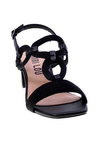 Sandal con tacco nero dotato di cinturini simili a corda, punta quadrata aperta e un accento di fibbia nera lucida. Tessuto testurizzato con una soletta liscia.