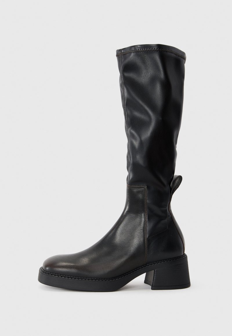 Svart kneehøye støvler laget av glatt skinn, med blokk hæl, rund tå og sømdetaljer langs sømmene.