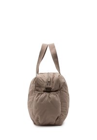 Beige gewatteerde tas met een afgeronde vorm, voorzien van een bovenste ritssluiting, verstelbare schouderbanden en een gestructureerd patroon van diagonale lijnen.