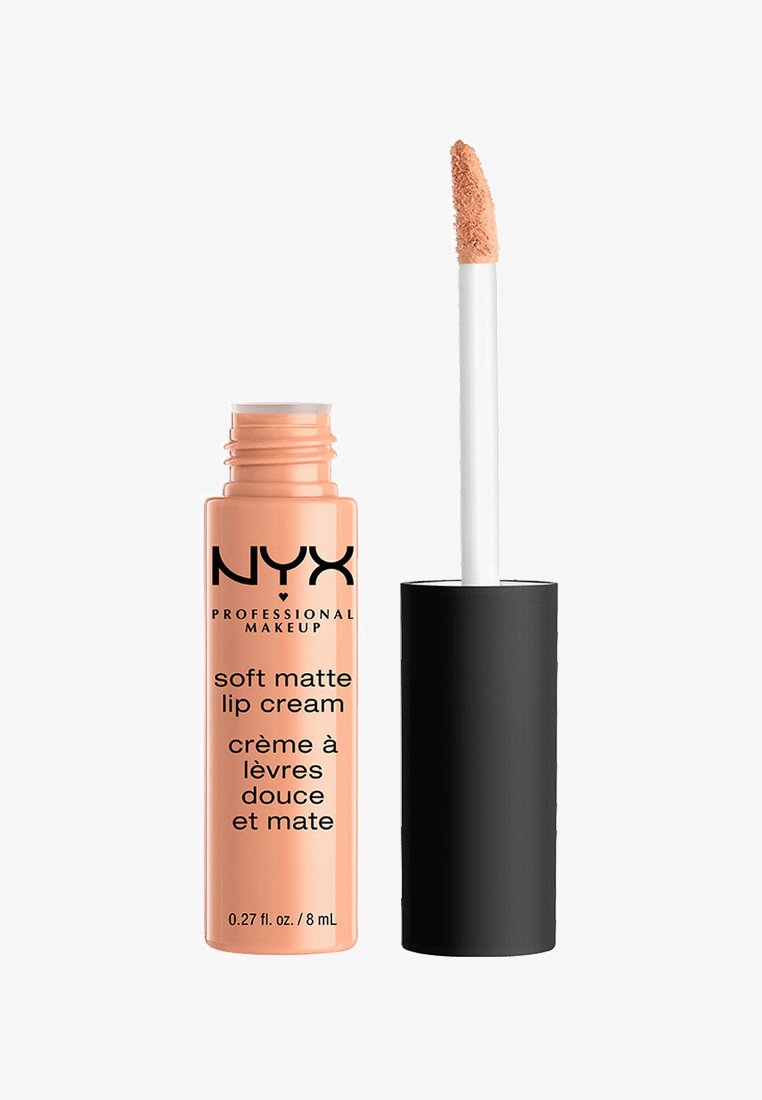 NYX Soft Matte Lip Cream in een perzikkleurige verpakking met zwarte accenten; voorzien van een witte applicator met een zachte punt voor nauwkeurige applicatie.