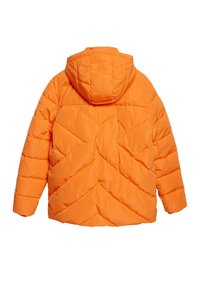Chaqueta acolchada naranja con capucha, que presenta un diseño acolchado y un patrón de flechas. Material suave e insulated con mangas largas.