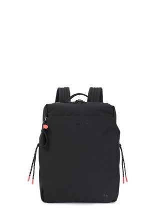 Sac à dos noir de forme carrée avec bretelles rembourrées, fermetures éclair et tirettes accentuées en rouge sur les côtés et sur la fermeture éclair.
