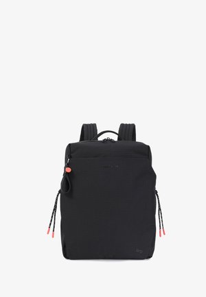 Sac à dos noir de forme carrée avec bretelles rembourrées, fermetures éclair et tirettes accentuées en rouge sur les côtés et sur la fermeture éclair.