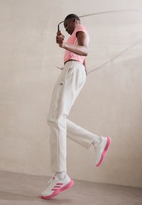 adidas Sportswear ESSENTIALS SMALL LOGO FEEL COZY OPEN HEM PANT - Παντελόνι φόρμας - alumina