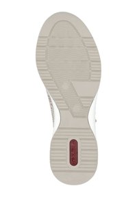 Schuhsohle mit einer strukturierten, hellgrauen Gummiunterlage. Verfügt über geschwungene und gerade Profilrillen, mit einem abgerundeten roten Rieker-Logo, das in der Mitte eingebettet ist.