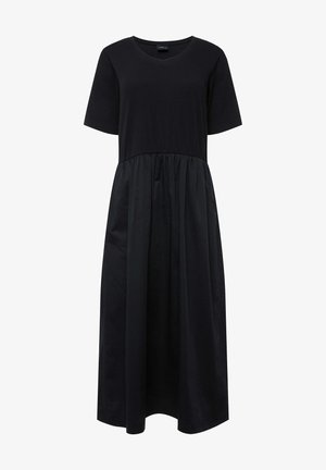 Zwarte jurk met korte mouwen, een V-hals, getailleerde lijfje en een vloeiende, gegatherde rok. Gemaakt van zachte stof met een gladde textuur.