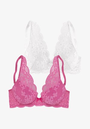 Ensemble de deux soutiens-gorge : un rose avec un design en dentelle florale et des bords en feston, et un blanc en dentelle similaire, tous deux avec des bretelles réglables.