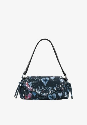Geantă mică neagră cu clapetă țintuită, decorată cu modele de inimă albastre și roșii și textul „Desigual”, având o singură curea de umăr.
