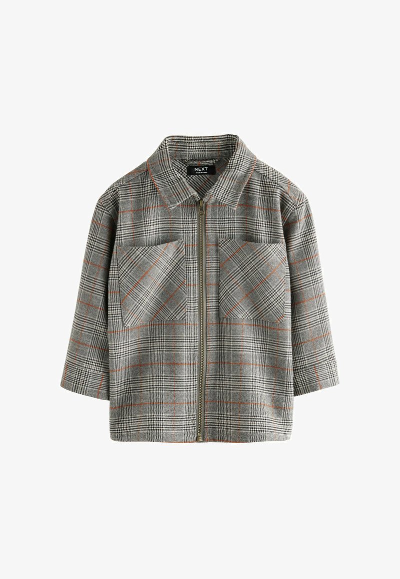 Szare w kratę kurtka z zamkiem z przodu, dwoma kieszeniami na piersi, pomarańczowymi akcentami w wzorze i usztywnionym kołnierzem. Wykonana z teksturowanej tkaniny.
