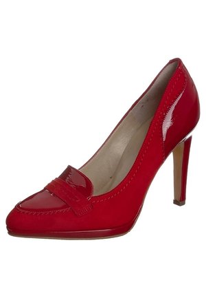 Escarpin à talon haut en cuir verni rouge avec bout pointu, bride décorative et doublure intérieure beige.