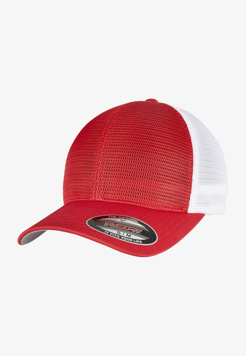 Rød og hvid kaps med mesh-sider, buet skygge og en rund logo-patch foran. Lavet af åndbart stof for komfort.
