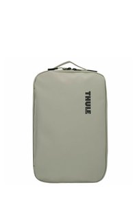 Borsa da viaggio soft-shell grigia con forma rettangolare, dotata di maniglia superiore e logo nero sulla parte anteriore. Texture liscia e chiusura con zip.