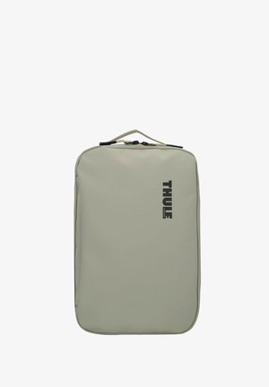 Borsa da viaggio soft-shell grigia con forma rettangolare, dotata di maniglia superiore e logo nero sulla parte anteriore. Texture liscia e chiusura con zip.