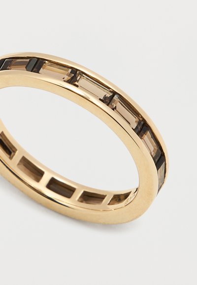 Arany gyűrű, amelyben egy sor téglalap alakú, füstös üvegkő van elhelyezve a sávban, amely sima, polírozott felületű.