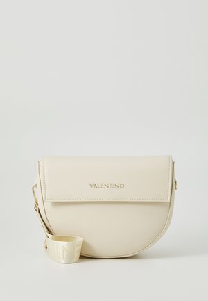 Beige lærveske med gulllogo, klaff-lukking og avtagbar stropp med preget design. Rund form.