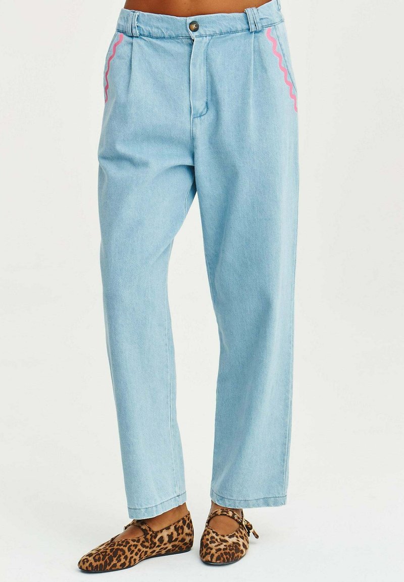 Svetlomodré džínsy so voľným strihom, so svetloružovými cik-cak detailmi na vreckách a zapínaním na gombík v páse.