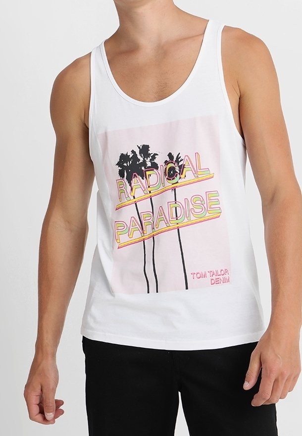 Canotta bianca con grafica "RADICAL PARADISE" che mostra palme in nero e rosa, su uno sfondo rosa chiaro.