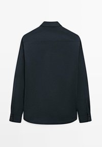 Mørk navyblå langærmet skjorte vist bagfra, med klassisk krave, knapmanchetter og lige kant.