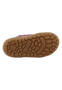 Suola di una scarpa rosa per bambini con un motivo di battistrada testurizzato e irregolare, misura 24, e il nome del marchio in rilievo "Lurchi Barefoot."