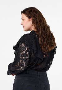 Zizzi MIT RÜSCHENDETAIL - Bluza s gumbima - black
