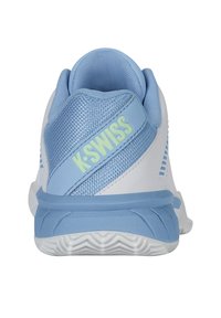 Boty K-Swiss s bílou a světle modrou barevnou kombinací, síťovinovým svrškem, polstrovaným límcem a texturovanou podrážkou. Disponují logem na patě.