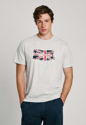 T-shirt en coton gris avec un motif de l'Union Jack usé et le texte "Pepe Jeans" en blanc. Manches courtes et col rond.