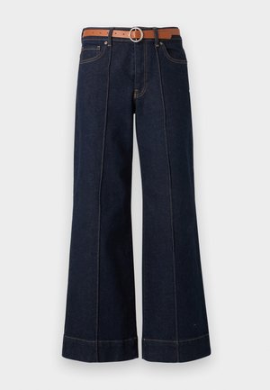 Temno modri široki jeans z visokim pasom, rjavim pasom in vidnimi šivi. Ima sprednje žepe in sproščen kroj.