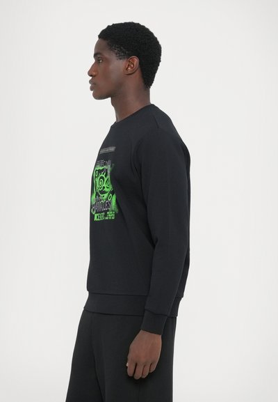 Schwarzes Sweatshirt mit grünem Grafikdruck auf der Vorderseite. Verfügt über einen Rundhalsausschnitt, lange Ärmel und eine lockere Passform. Glatte Textur, lässiges Design.