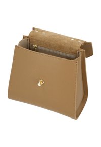 Tan leren handtas met een gestructureerd ontwerp, gouden hardware, een bovenflap en een zachte suède voering. De voorkant heeft een drukknoopsluiting.