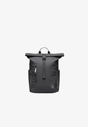 Sort rulle-top rygsæk med frontlomme med lynlås, sidelommer, spænde-rem og "GOT BAG"-logo nederst til højre.