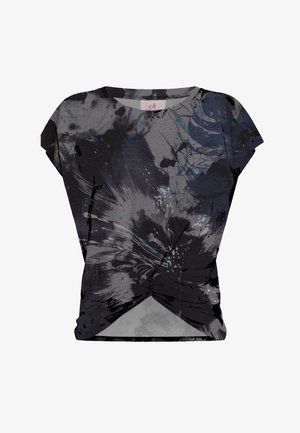 Top de estampado abstracto en negro y gris con mangas cortas, que presenta un detalle frontal anudado y una textura de tela suave y ligera.