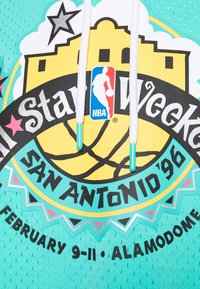 Teal basketbalshirt met een grote afbeelding van het NBA All-Star Weekend logo, details zijn onder andere San Antonio '96 en evenementdata in het zwart.