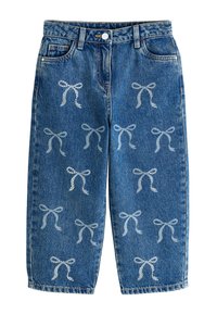 Blå jeans i denim med lös passform, dekorerade med silver- och ljusblå rosettmönster. Midjebandet har en knapp och framfickor.