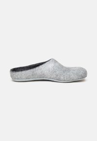 Pantoufle en feutre gris avec un design à coupe basse, texture douce, bout arrondi et un intérieur contrastant en gris foncé. Pas de matériel ou d'accents visibles.