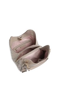 Sac à main beige en cuir texturé, avec plusieurs compartiments, une doublure intérieure rose et des accents de quincaillerie dorée.