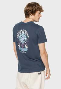 Kaotiko UNISEX EXPECT NOTHING - Camiseta estampada - navy blue