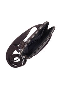 Borsa in pelle marrone con una tracolla in tessuto scuro a contrasto. Presenta una chiusura con zip, due scomparti interni e una finitura liscia e strutturata.
